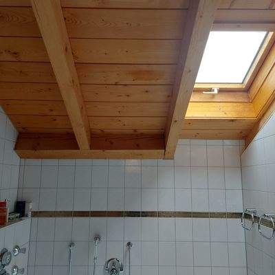 Badezimmer mit Dachfenster