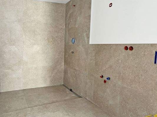 Badezimmer mit Walk-in-Dusche