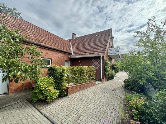 Auffahrt 2 (an der Einliegerwohnung)