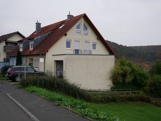 Außenansicht mit Garage