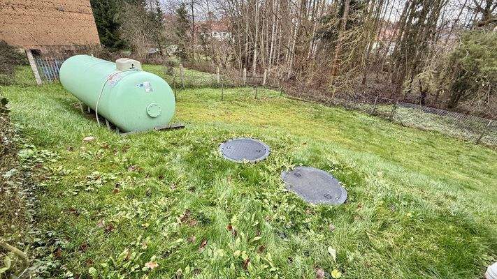 Gastank und Vollb. Kleinkläranlage