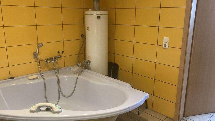 Bad mit Wanne und Badeofen