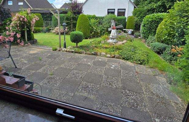 Blick aus dem Wohnzimmer in den Garten