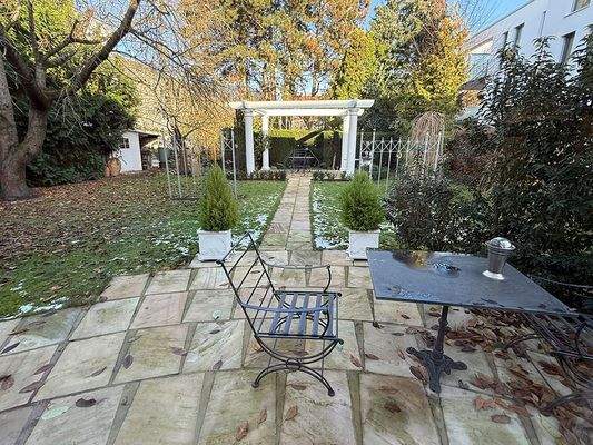 Terrasse mit Blick in den Garten