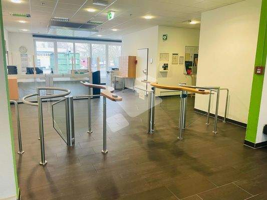 Eingangsbereich mit Rezeption und Drehkreuz