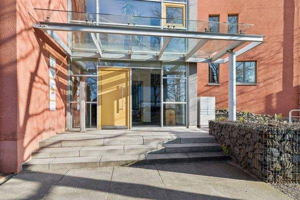 Eingangsbereich zum Treppenhaus und Aufzug