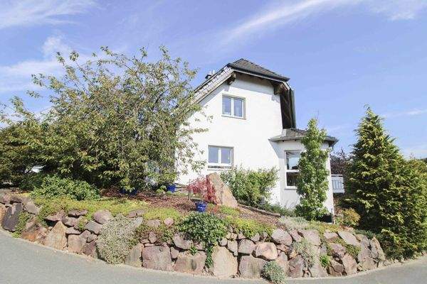 Seitenansicht und Grundstück