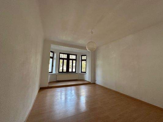 Helles Wohnzimmer mit Erker