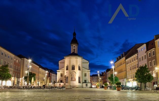 Stadtplatz bei Nacht