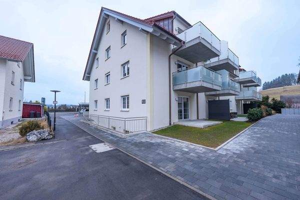 Hausansicht + Außenebereich