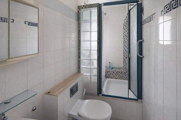 KI Badezimmer entmöbliert