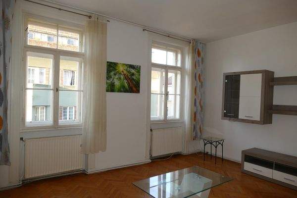 Zimmer # 02, Fenster zur Staße, unmöbliertP1180568