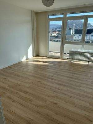 Helles Wohnzimmer mit Aussicht