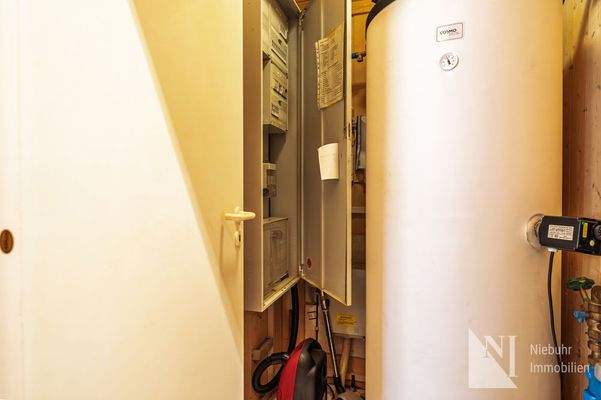 Technikraum mit Warm-Wasserspeicher