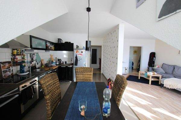 Küche und Wohnzimmer