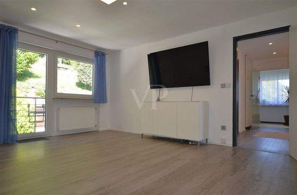 OG: Schlafzimmer mit Blick in Flur und Zugang auf Balkon 