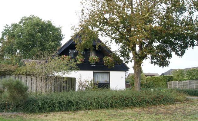 Haus mit Garten, zurückgesetzt in ruhiger Straße