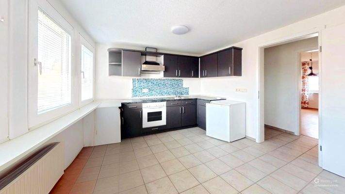 Helle Küche mit Ausblick