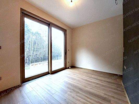 Schlafzi. m. Zugang z. Terrasse, Ankleide &amp; Bad 