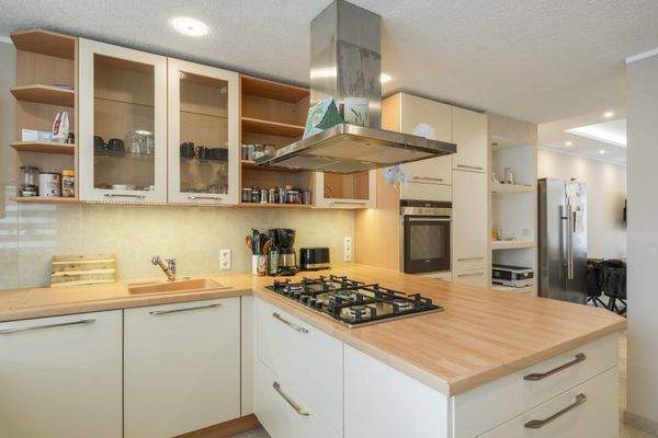 Einbauküche mit Blick zum WZ