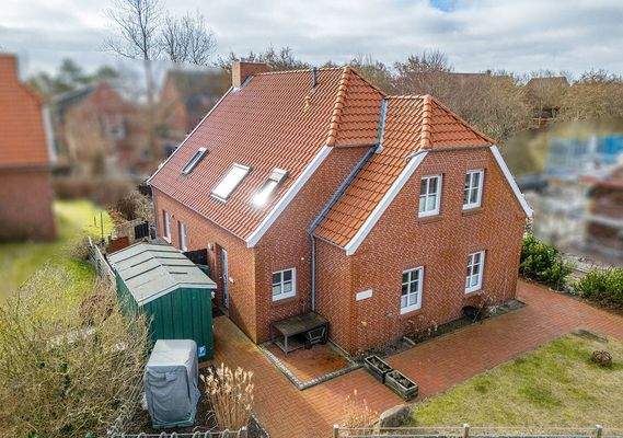 Ansicht von der Straße aus mit Blick Richtung Süden – charmantes Backsteinhaus mit zwei Wohneinheiten