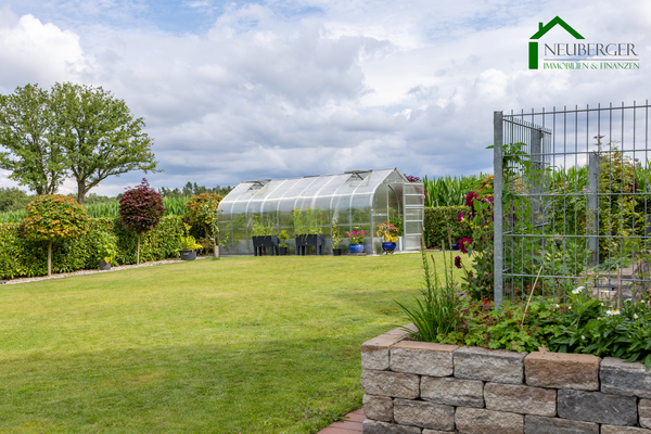 Garten mit Gewächshaus