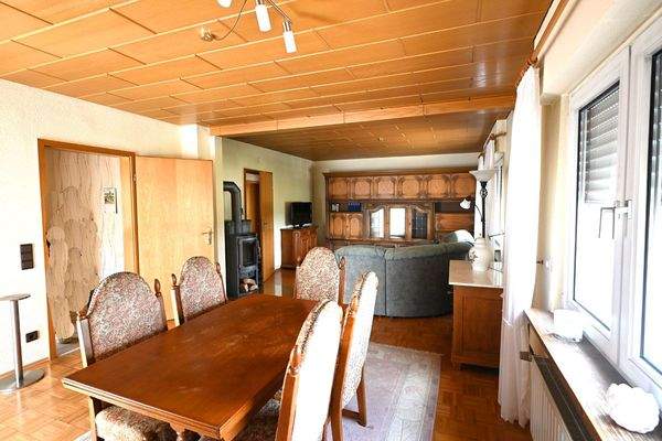 Großer Wohn-/Essbereich mit Zugang zum Blickbalkon