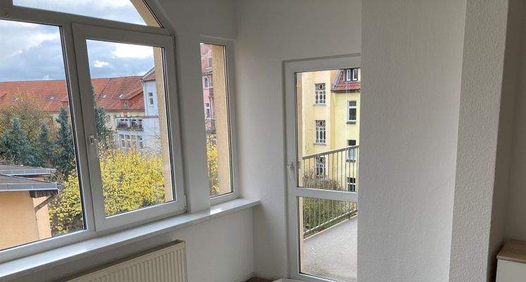 Zimmer mit Balkonausgang.jpg