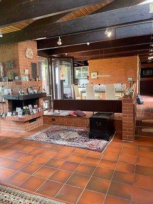 Wohnzimmer mit Kamin