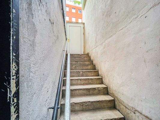 Ausgang Fahrradweg zur Straße hin