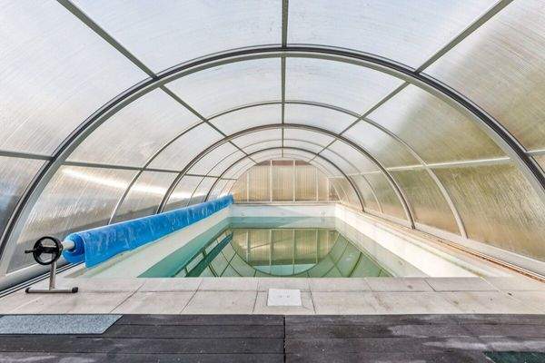 Außenpool mit Überdachung