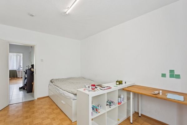 13,78 m² großes Zimmer mit Balkonzugang