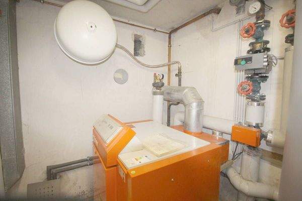 Kontinuierlich gewartete Gas-Zentralheizung mit Anschlüssen