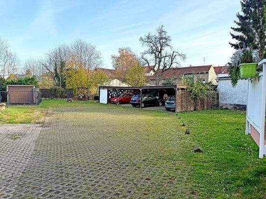 Carport Stellplätze mit angrenzender Gartenfläche
