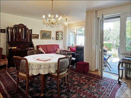 Gemütlichkeit im Wohn- und Essbereich mit Terrasse