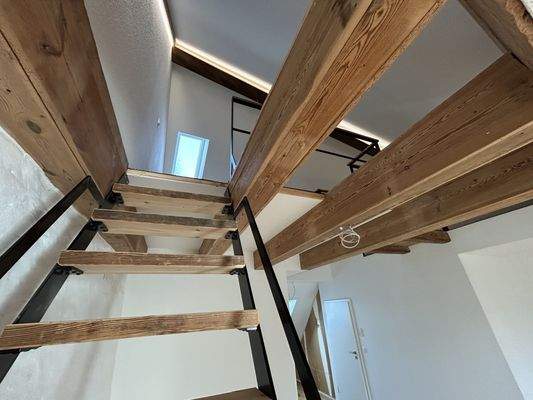 Treppe zur Empore mit Fenster