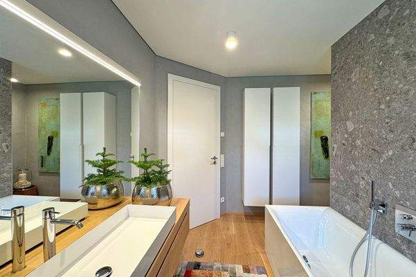 Das Tageslicht-Badezimmer mit Badewanne ...