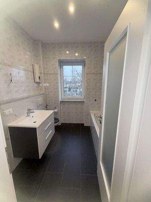 Badezimmer mit Fenster