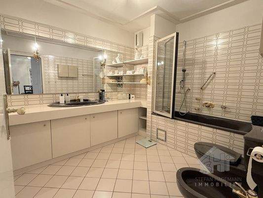 Geräumiges Badezimmer