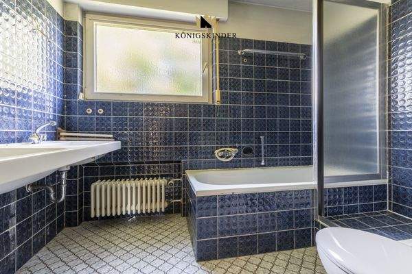 Familienbad mit Badewanne und Dusche