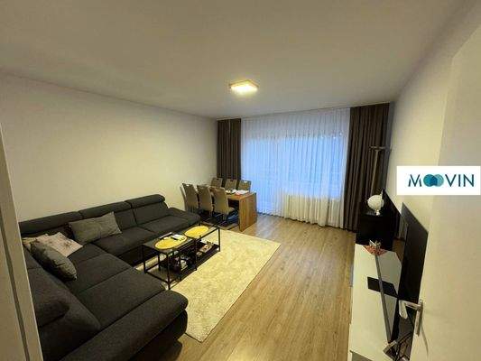 Ansicht I: Großzügiges Wohnzimmer mit Zugang zum Balkon