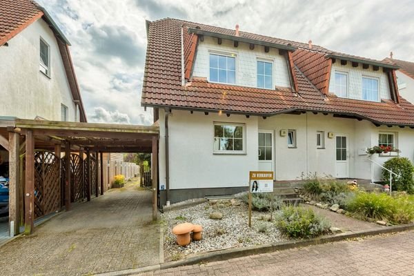 Hausansicht vorne mit Carport