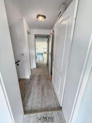 EG Flur in den Wellnesbereich