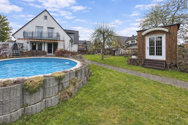 Garten mit großem Pool