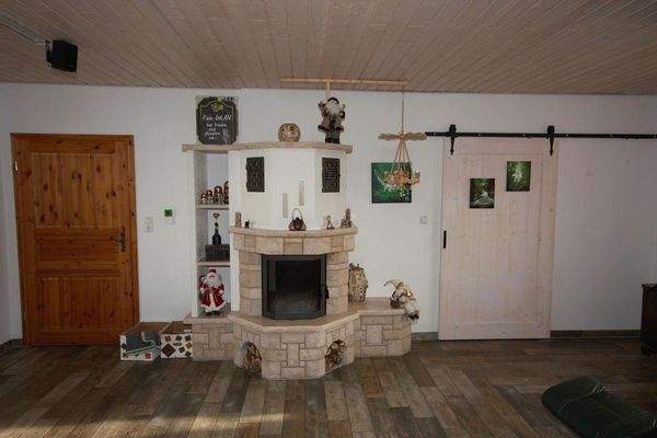 Wohnzimmer mit Kamin