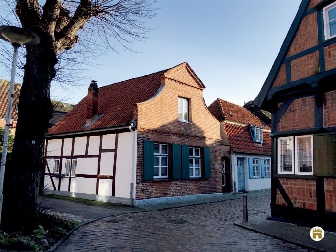 Historisches Fischer-Haus mit klassizistischem Backsteingiebel im Herzen der Altstadt