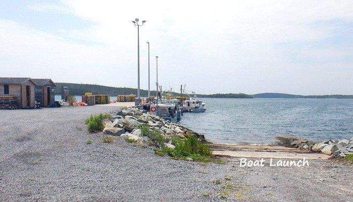 Fischerhafen und öffentliche Bootsrampe