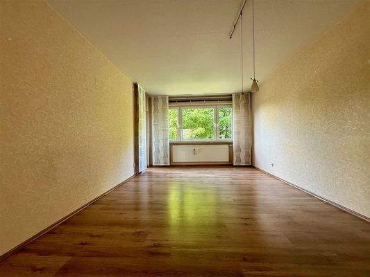 Wohnzimmer mit Balkon