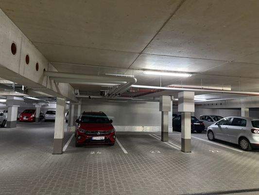 geräumige Tiefgarage