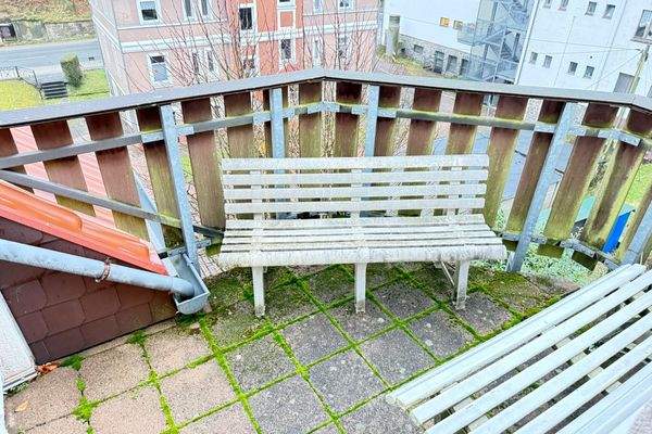 Balkon mit Blickrichtung Straße (1.OG links).jpeg